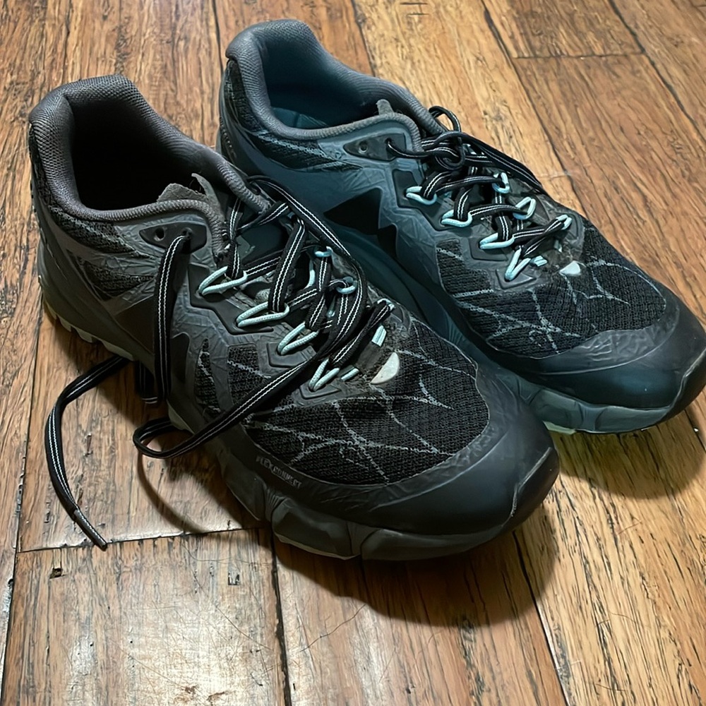 Women’s trail sneaker. Size 8. Merrels agility peak shoe.